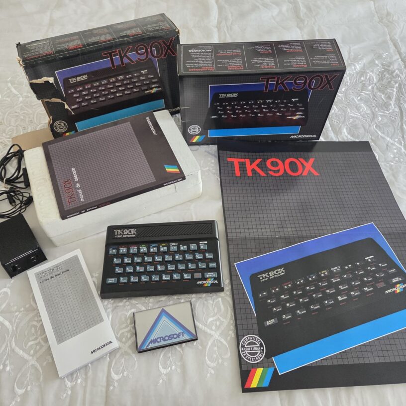 Completo e Clássico TK 90X 48K Microdigital com Manual, Cartaz, Fonte, Cabos, Caixa e Berço